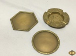 Lote composto de 2 descansos de copo e cinzeiro em bronze. Medindo o cinzeiro em bronze trabalhado 10,5cm de diâmetro x 1,5cm de altura.