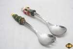 Par de talher de salada em aço inox com pega de Papai Noel e árvore de natal em resina. Medindo 29cm de comprimento.