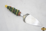 Pá para bolo em aço inox com pega de árvore de natal em resina. Medindo 24cm de comprimento.