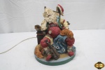 Grande enfeite na forma de Papai Noel sentado em resina com luminária interna. Medindo 23,5cm de altura.