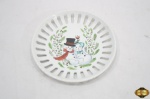 Prato decorativo em porcelana com motivos natalinos, borda vazada. Medindo 19,5cm de diâmetro.