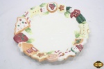 Prato de bolo pudim em porcelana com borda em relevo com motivos natalinos. Medindo 31,5cm de diâmetro.