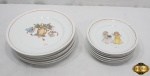 Jogo de 11 pratos em porcelana com pinturas natalinas, sendo 6 pratos de mesa (26cm de diâmetro) e 5 pratos de sobremesa (19,5cm de diâmetro).