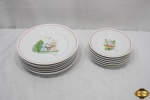 Jogo de 12 pratos em porcelana com pinturas natalinas, sendo 6 pratos de mesa (26cm de diâmetro) e 6 pratos de sobremesa (19,5cm de diâmetro).