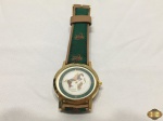 Relógio de pulso da marca Cardini com pulseira em courino com tecido. Necessita de bateria.