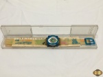 Relógio de pulso da marca Swatch com pulseira de borracha. Necessita de bateria.