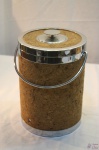 Balde de gelo com tampa revestido de cortiça. Medindo 30,5cm de altura x 20cm de diâmetro.