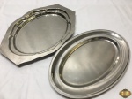 Lote composto de 2 travessas ovais em aço inox. Medindo a maior 38cm x 26cm.