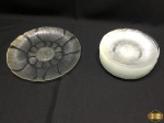 Jogo de prato de servir com 12 pratos de bolo em vidro moldado. Medindo os pratinhos 17,5cm de diâmetro e o prato de servir 27,5cm de diâmetro.