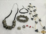 Lote de bijuterias, sendo 2 colares de diferentes modelos , 2 pulseiras, 2 anéis e 2 pares de brinco