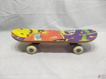 Mini skate street. Medindo 43,5cm de comprimento.
