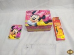 Lote composto de lancheira e bloco de notas da Minnie, 1 régua e 1 caixa de giz de cera.