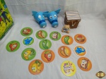 Lote composto do jogo Elefun Picnic no Safari, 1 caixa em madeira e 1 chaveiro na forma de urso de pelúcia.