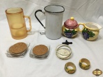 Lote diverso, composto de 6 descansos de copo, argolas de guardanapo, leiteira em ágata, caneca em resina, etc. Medindo a leiteira em ágata 17cm de altura.