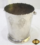 Balde de gelo geleira em prata 90 Eberle cinzelada. Medindo 14,5cm de altura x 12,5cm de diâmetro.