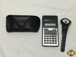 Lote composto de estojo para óculos, calculadora Casio FX-82LB Fraction e relógio do Flamengo. O relógio necessita de bateria.