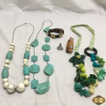 Lote de bijuterias, sendo 2 colares de pedras e 1 colar de fuxico, 2 pulseiras  e 1 anel