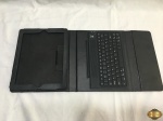 Teclado para ipad e tablet, funcionando perfeitamente. Falta o cabo de energia.