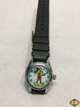 Relógio de pulso com temática do Mickey, necessita bateria.