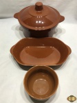 Jogo de sopeira, travessa oval funda e bowl em cerâmica vitrificada. Medindo a sopeira 26cm de diâmetro x 13,5cm de altura. Com um leve bicado na tampa.