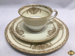 Trio de chá com bolo em porcelana Noritake com ouro.