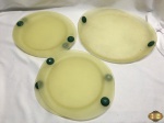 Jogo de bandeja com 4 sousplats em resina. Medindo a bandeja 41cm x 37cm e os sousplats 34,5cm x 29,5cm.