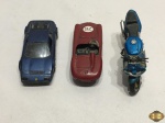 Lote de miniaturas composto de 2 carros e uma moto para colecionador. Medindo a moto 12cm de comprimento.