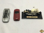 Lote de miniaturas composto de 2 carros e uma moto para colecionador. Medindo a moto 15,5cm de comprimento.