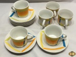 Jogo de 8 xícaras de chá com pires em porcelana estampada.