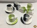 Jogo de 8 xícaras de café com pires em porcelana estampada.
