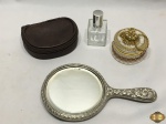 Lote composto de perfumeiro, caixa decorativa, necessaire e espelho de mão. Medindo o espelho 23cm de comprimento.