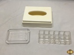 Lote composto de porta lenço umedecido, suporte de batom e pequena petisqueira. Medindo a caixa 16,5cm x 13,5cm x 5,5cm de altura.