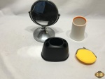 Lote diverso, composto de espelho de mesa, porta treco, porta níquel e porta escova de dentes.