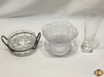 Lote composto de petisqueira com suporte, cachepot e floreira em vidro. Medindo o cachepot 13,5cm de diâmetro x 10cm de altura.