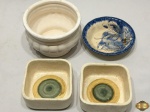 Lote composto de cachepot, bowl e 2 petisqueiras quadradas em cerâmica vitrificada. Medindo o cachepot 14cm de diâmetro x 7cm de altura.
