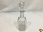 Garrafa licoreira em cristal moldado. Medindo 33cm de altura.