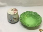 Lote composto de pequena fruteira e potiche em porcelana. Medindo a fruteira 22cm de diâmetro x 6,5cm de altura.