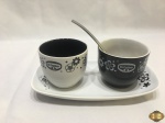 Par de molheiras com bandeja em porcelana Pozzani e colher em aço inox. Medindo 8cm de diâmetro x 7cm de altura.