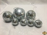 Lote composto de 7 globos espelhados para decoração. Medindo o maior 9,5cm de diâmetro.