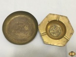 Lote de cinzeiros em bronze com brasão no fundo e salva em bronze cinzelado.Medindo a salva 14cm de diâmetro.