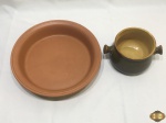 Lote composto de travessa redonda funda e pequeno caldeirão em cerâmica. Medindo a travessa 27,5cm de diâmetro x 6cm de altura.