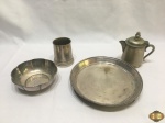 Lote composto de porta treco, leiteira, bowl e salva em prata 90. Medindo a salva redonda com pé 19cm de diâmetro x 3,5cm de altura.