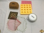 Lote diverso, composto de manteigueira, formas em silicone, panelinha, etc.