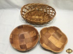 Lote composto de 2 travessas fundas em madeira e cesta em palhinha trançada. Medindo a cesta 37,5cm x 31cm x 11,5cm de altura