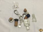 Lote com diversas tampas rolhas em materiais diversos.