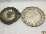 Lote composto de petisqueira na forma de concha e bandeja em prata 90 rendada. Medindo a bandeja 34,5cm de diâmetro.