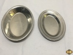2 pequenas travessas ovais em aço inox. Medindo a maior 23cm x 17,5cm