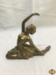 Escultura de bailarina em resina com patina ouro. Medindo 26,5cm de comprimento x 21,5cm de altura.