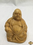 Enfeite de Buda sentado em resina. Medindo 8,5cm de altura