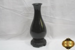 Vaso floreira em plastico duro com pintura de pagode. Medindo 27cm de altura.